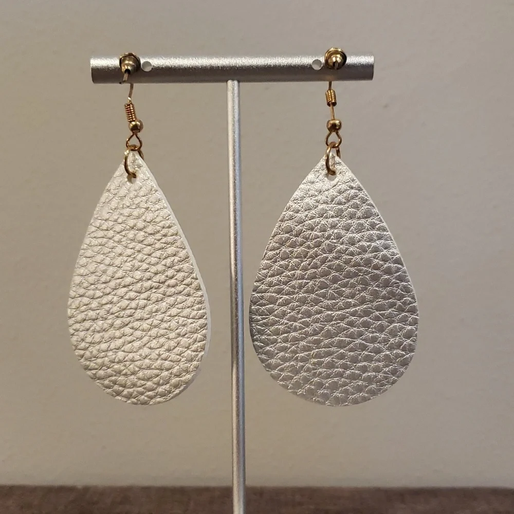 60. 3 Felt Dangle Earrings - Picture 7 of 11